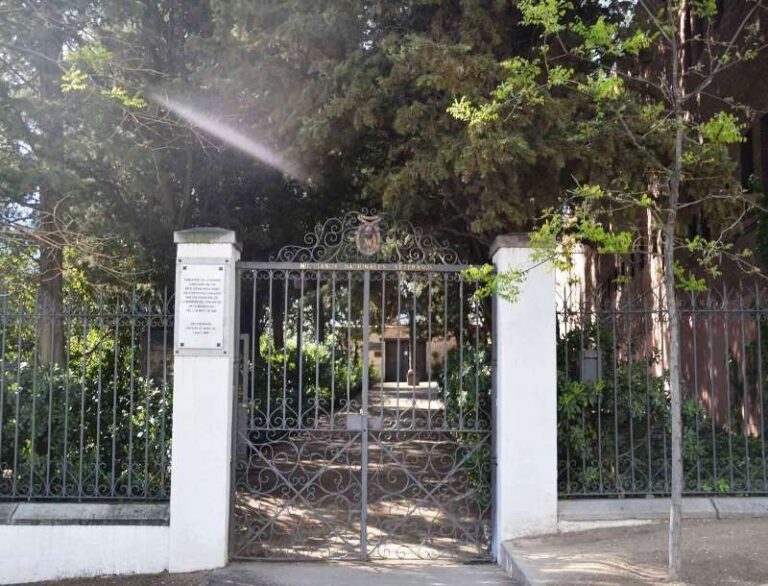 Descubre la historia del Cementerio Florida en nuestras visitas guiadas